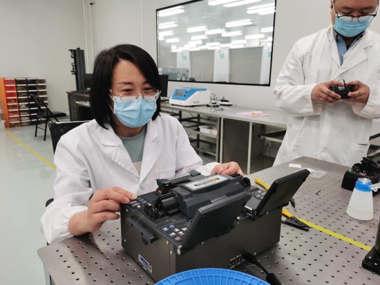 衣永青正在对光纤进行测试。新华社发