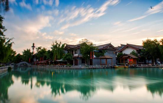 8彝人古镇  邱建云摄