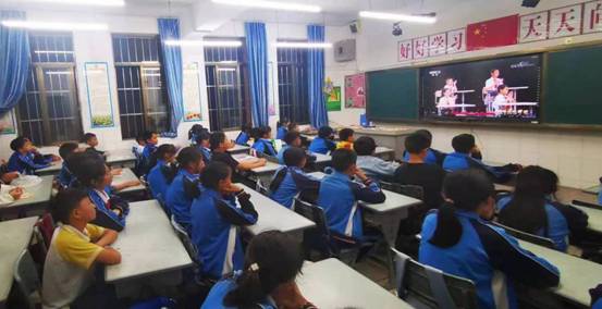 观看开学第一课 三街小学 小学