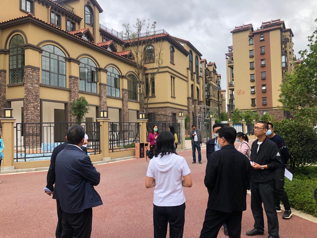 实地查看彝海幼儿园建设实施情况