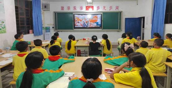 观看开学第一课 鹿城镇小学 小学