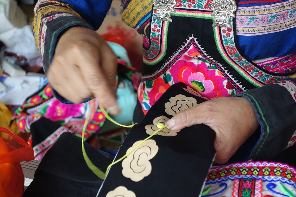 常见彝绣绣法—剪花平绣